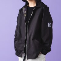 悪魔ほむらモデルのブルゾンの着用イメージ。