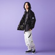 悪魔ほむらモデルのブルゾンの着用イメージ。