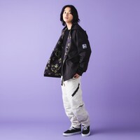 悪魔ほむらモデルのブルゾンの着用イメージ。