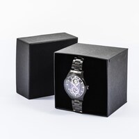 悪魔ほむらモデルの腕時計。