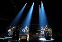 TBSの音楽番組「PLAYLIST」より、トゲナシトゲアリのパフォーマンスの様子。