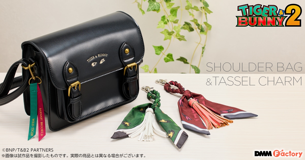 「TIGER ＆ BUNNY 2」のショルダーバッグとスカーフタッセルチャームの告知画像。