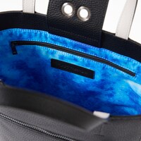 五条悟モデルのバッグ。