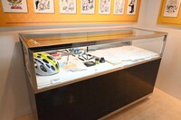 渡辺が使用している画材などを展示。