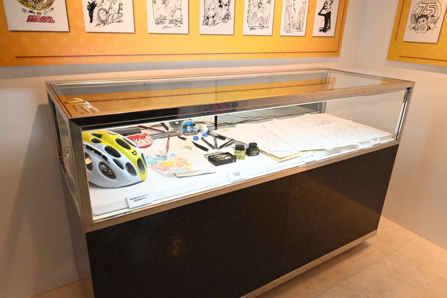 渡辺が使用している画材などを展示。