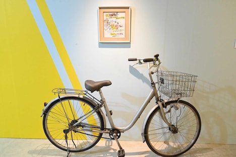 「超！弱虫ペダル展」エントランスに展示されている色紙とママチャリ。