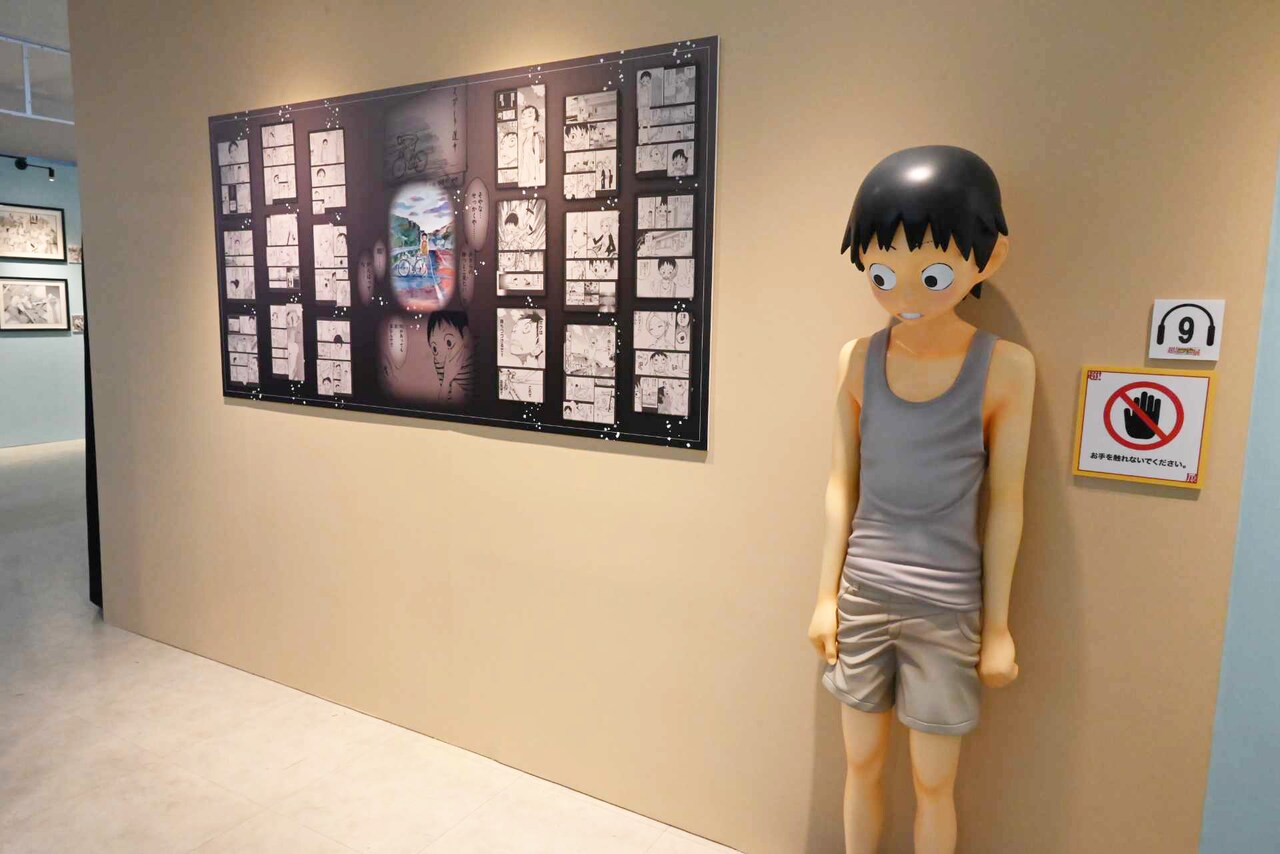幼少期の御堂筋の等身大フィギュアとパネル。 - 「弱虫ペダル
