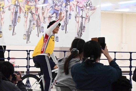 トークショーでは渡辺航が自転車に乗って登場。