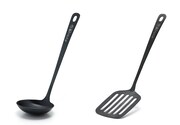 ステンレス製のターナーとお玉。