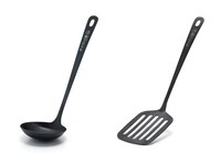 ステンレス製のターナーとお玉。