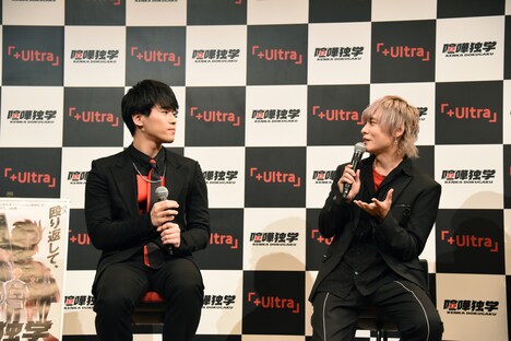 左から丹羽哲士、岡本信彦。