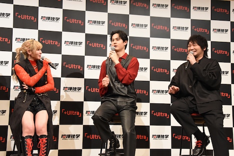 左からファイルーズあい、武内駿輔、中村悠一。