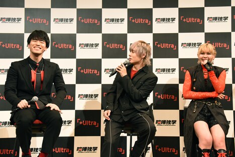 左から丹羽哲士、岡本信彦。ファイルーズあい。