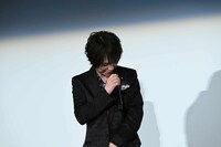 胸元の保科のぬいぐるみに語りかける河西健吾。