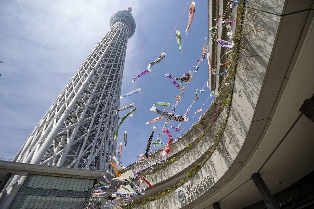 「東京スカイツリータウン こいのぼりフェスティバル 2023」の様子。