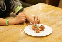 「ふたり 矢部太郎展」関連ワークショップ「ろうそく1本、バースデー◯◯」のイメージ。