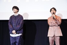 左から内山昂輝、入野自由。