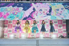 「『ひみつのアイプリ』スタート記念バズリウムトラック点灯式」にて。左から超ときめき♡宣伝部の杏ジュリア、菅田愛貴、辻野かなみ、青空ひまり役の藤寺美徳、星川みつき役の平塚紗依。