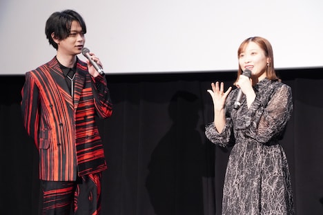 左から土岐隼一、市ノ瀬加那。