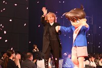 花道を歩く高山みなみと江戸川コナン。