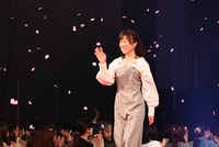 花道を歩く山崎和佳奈。