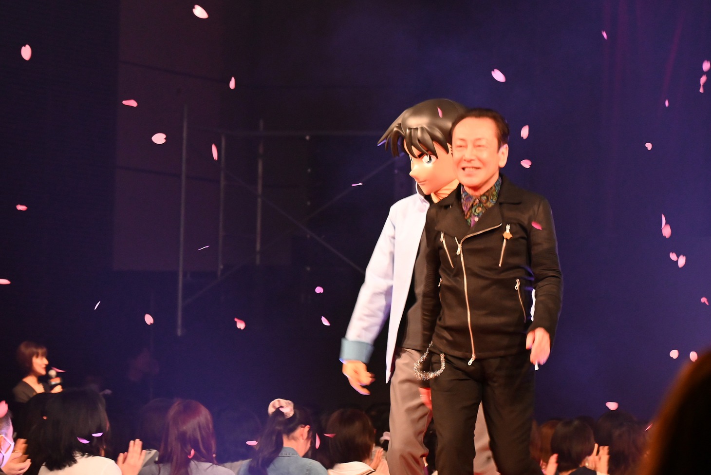 花道を歩く堀川りょうと服部平次。