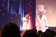 花道を歩く山口勝平と怪盗キッド。