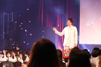 花道を歩く大泉洋。