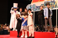 映画「名探偵コナン 100 万ドルの五稜星」ファンミーティングイベントより。前列左から高山みなみ、江戸川コナン、大泉洋。後列左から怪盗キッド、山口勝平、山崎和佳奈、堀川りょう、服部平次。
