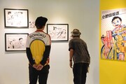 「超!弱虫ペダル展」にて原画に見入る板垣恵介。