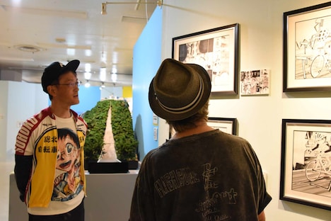 線の描き方について会話する渡辺航と板垣恵介。