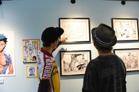 線の描き方について会話する渡辺航と板垣恵介。