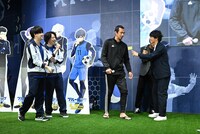 サンダルで挑戦する久保竜彦の姿に、浦和希と海渡翼も笑顔を見せる。