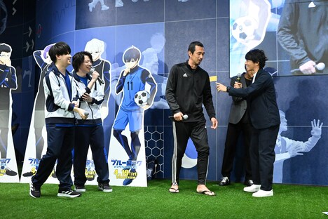 サンダルで挑戦する久保竜彦の姿に、浦和希と海渡翼も笑顔を見せる。