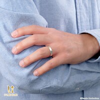 ピノコモデルのマリッジリングの着用イメージ。