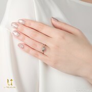 エンゲージリングの着用イメージ。