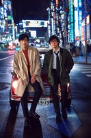 赤いミニクーパーを前に撮影された、鈴木亮平演じる冴羽リョウ（左）と安藤政信演じる槇村秀幸（右）のツーショット。