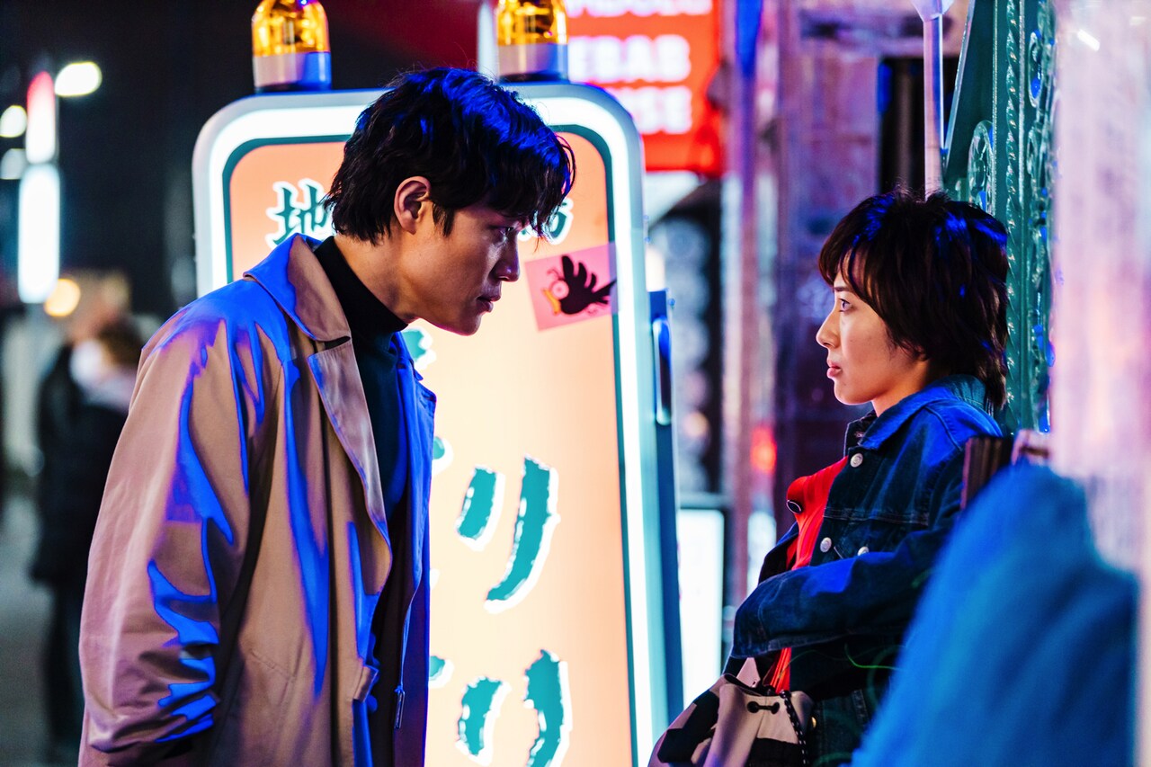 Netflix映画「シティーハンター」新たな場面カット。出会ったばかりで微妙な距離感の鈴木亮平演じる冴羽リョウ（左）と森田望智演じる香（右）。
