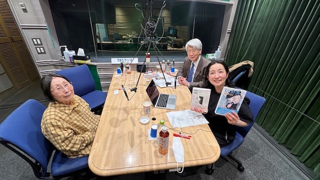 TBSラジオ「嶌信彦 人生百景『志の人たち』」収録の様子。左が水野英子。