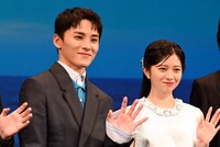 川西拓実（JO1）と桜田ひより。