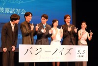 JO1の“Go to the Top”をする登壇者たち。