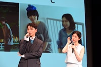 後ろの写真について、夏の撮影だったため氷嚢が欠かせなかったと言う川西拓実（JO1）。