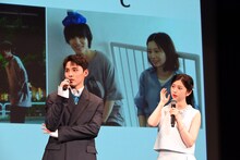 後ろの写真について、夏の撮影だったため氷嚢が欠かせなかったと言う川西拓実（JO1）。