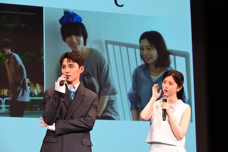 後ろの写真について、夏の撮影だったため氷嚢が欠かせなかったと言う川西拓実（JO1）。