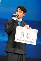 “これさえあれば、ほかに何もいらない”ものを発表する川西拓実（JO1）。