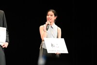 “これさえあれば、ほかに何もいらない”ものを発表する円井わん。