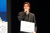 “これさえあれば、ほかに何もいらない”ものを発表する柳俊太郎。