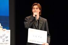 “これさえあれば、ほかに何もいらない”ものを発表する柳俊太郎。