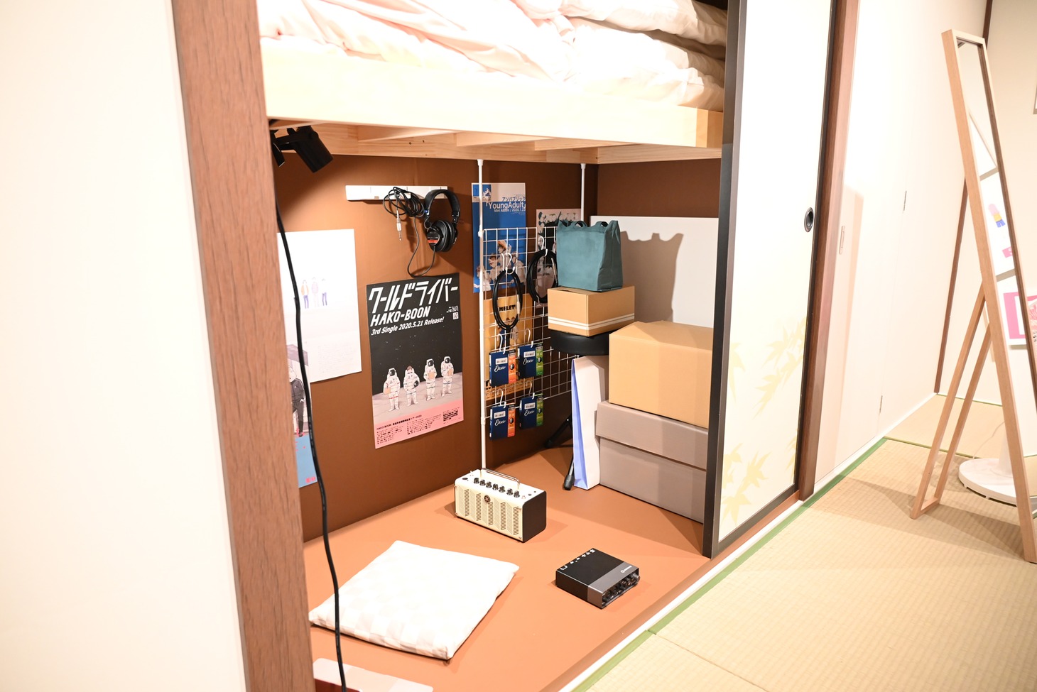 ぼっちの部屋を再現したコーナー。
