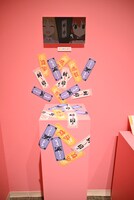 劇中の小物を再現して展示するコーナー。